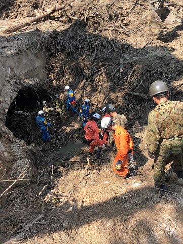 土砂立木除去作業及び捜索活動の様子